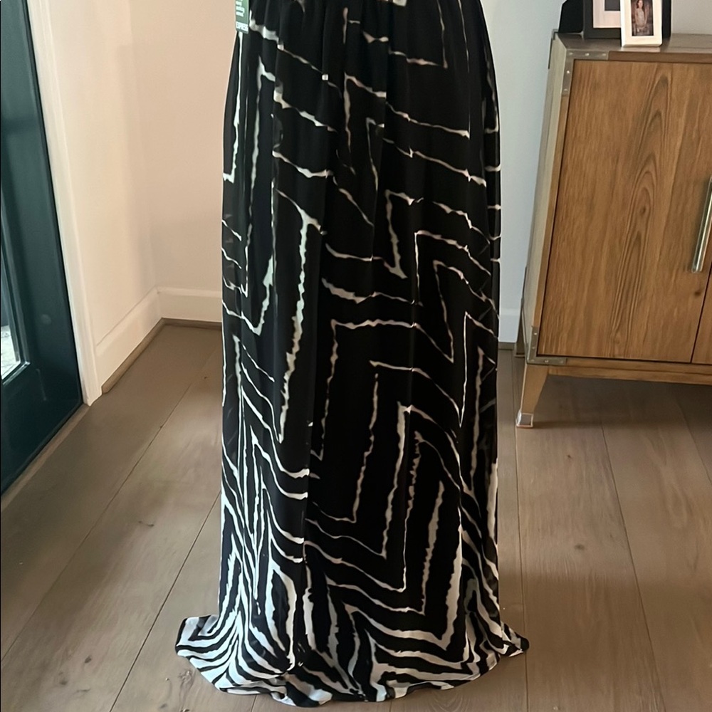 Elegant Black and White Halter Dress - Picture 3 of 7